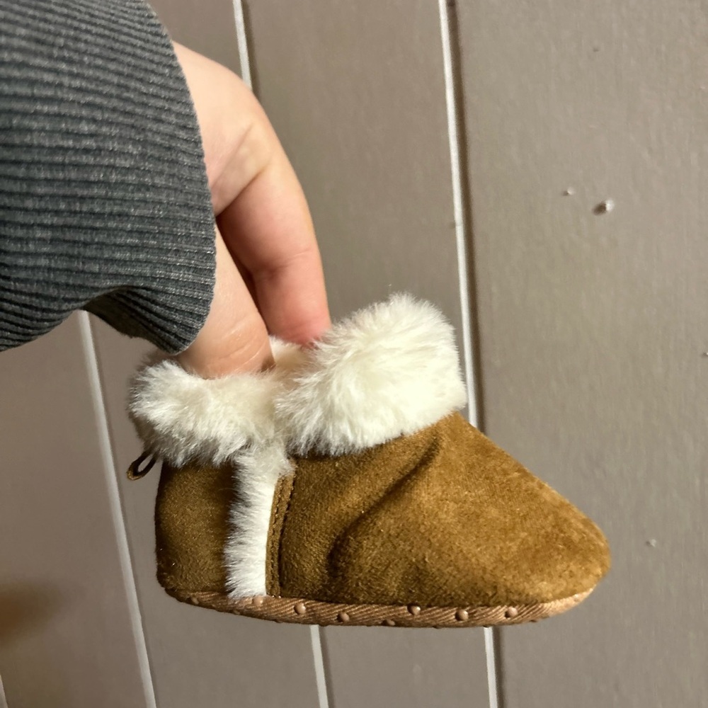 Old navy 0/3m Tan Baby Booties with Faux Fur Trim